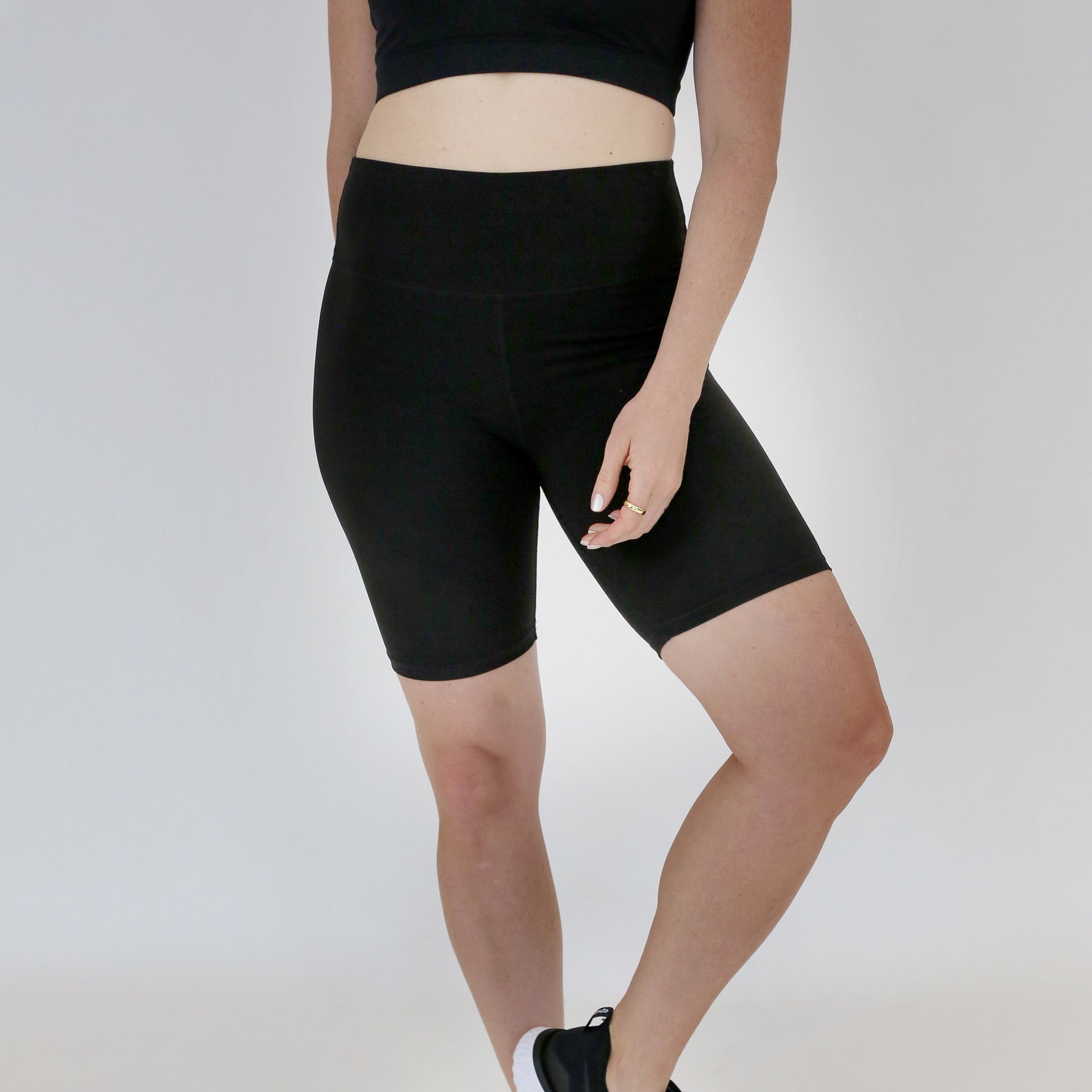 Women's Colsie Seamless Crossover Waistband Bike Shorts Black M